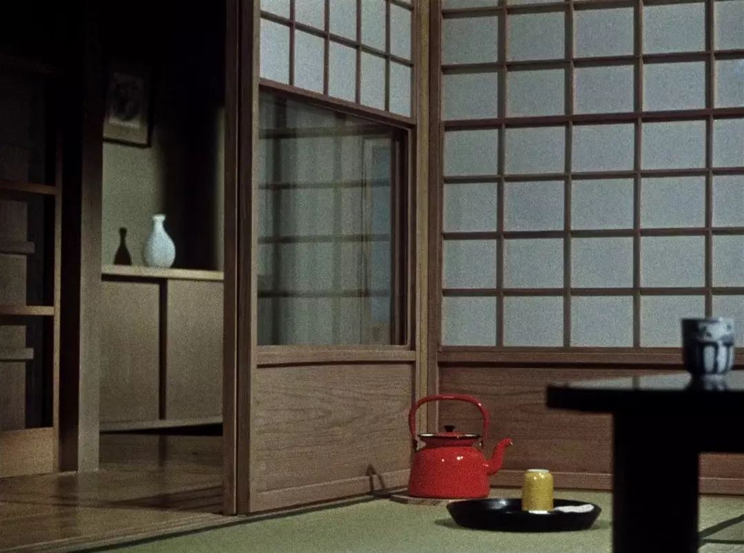 A red kettle on the tatami beside sliding paper screens, from Yasujirō Ozu's Equinox Flower.